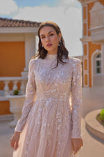 تحميل الصورة في عارض المعرض، فستان سهرة حجابي بياقة قاضية مطرز من قماش التول