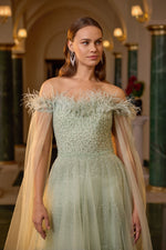 تحميل الصورة في عارض المعرض، فستان سهرة بدون حمالات مع تفاصيل ريش وتطريز حجري