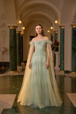 تحميل الصورة في عارض المعرض، فستان سهرة بدون حمالات مع تفاصيل ريش وتطريز حجري