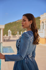 تحميل الصورة في عارض المعرض، فستان سهرة مع تنورة مكشكشة من التول وتفاصيل الصدر مطرزة بالأحجار