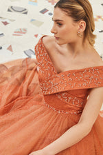 تحميل الصورة في عارض المعرض، فستان بتنورة من التول بكتف متعرج