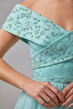 تحميل الصورة في عارض المعرض، فستان بتنورة من التول بكتف متعرج