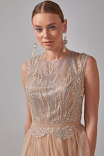 تحميل الصورة في عارض المعرض، فستان بتنورة من التول منقوش على الصدر الأمامي والخلفي