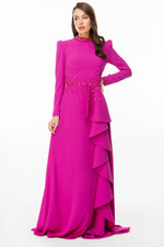 Resmi Galeri görüntüleyiciye yükleyin, fırfır etek detaylı yakası ve önü taş işlemeli tesettür abiye