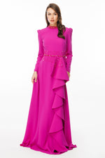 Resmi Galeri görüntüleyiciye yükleyin, fırfır etek detaylı yakası ve önü taş işlemeli tesettür abiye