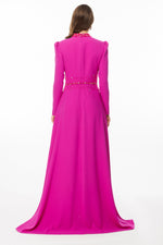 Resmi Galeri görüntüleyiciye yükleyin, fırfır etek detaylı yakası ve önü taş işlemeli tesettür abiye