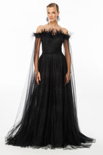 تحميل الصورة في عارض المعرض، فستان سهرة بدون حمالات مع تفاصيل ريش وتطريز حجري