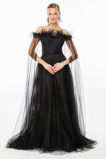 تحميل الصورة في عارض المعرض، فستان سهرة بدون حمالات مع تفاصيل ريش وتطريز حجري