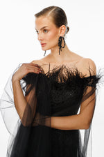 تحميل الصورة في عارض المعرض، فستان سهرة بدون حمالات مع تفاصيل ريش وتطريز حجري