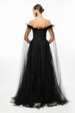 تحميل الصورة في عارض المعرض، فستان سهرة بدون حمالات مع تفاصيل ريش وتطريز حجري