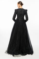 تحميل الصورة في عارض المعرض، فستان سهرة مع تنورة مكشكشة من التول وتفاصيل الصدر مطرزة بالأحجار