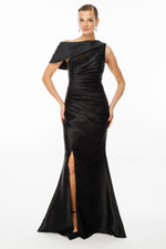 Resmi Galeri görüntüleyiciye yükleyin, Tek Omuz Drapeli İnci Detaylı Yırtmaçlı Siyah Saten Abiye Elbise