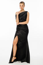 Resmi Galeri görüntüleyiciye yükleyin, Tek Omuz Drapeli İnci Detaylı Yırtmaçlı Siyah Saten Abiye Elbise