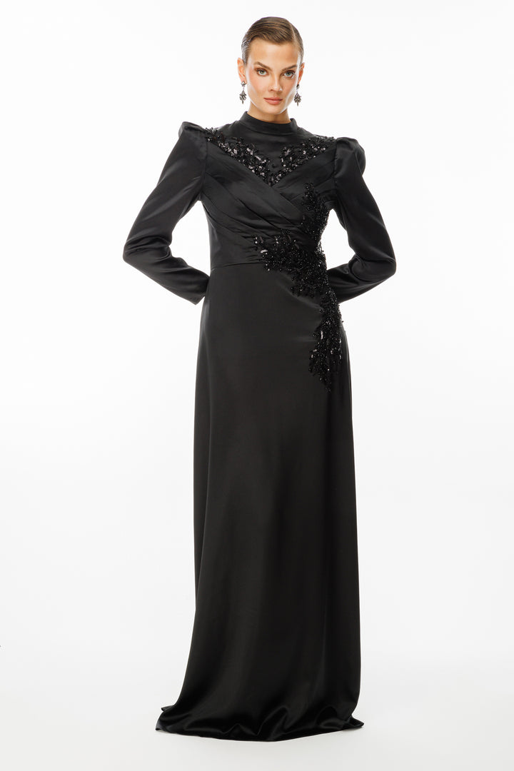 فستان سهرة حجابي بتفاصيل مطرزة على الخصر من قماش الساتان