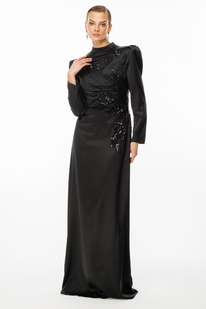 فستان سهرة حجابي بتفاصيل مطرزة على الخصر من قماش الساتان