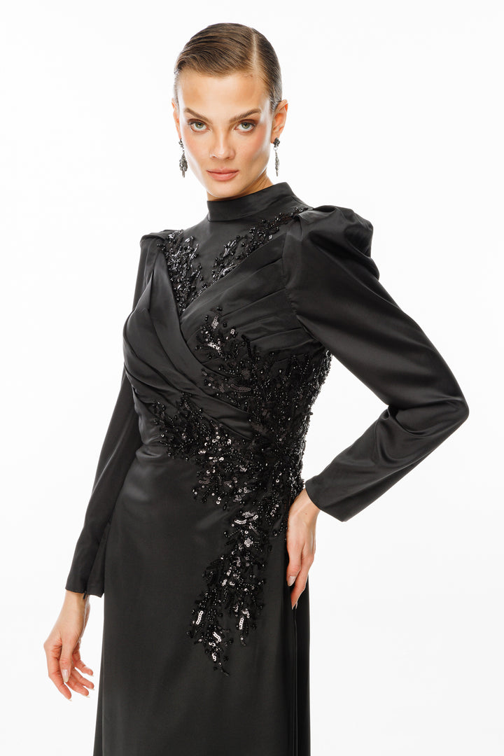 فستان سهرة حجابي بتفاصيل مطرزة على الخصر من قماش الساتان