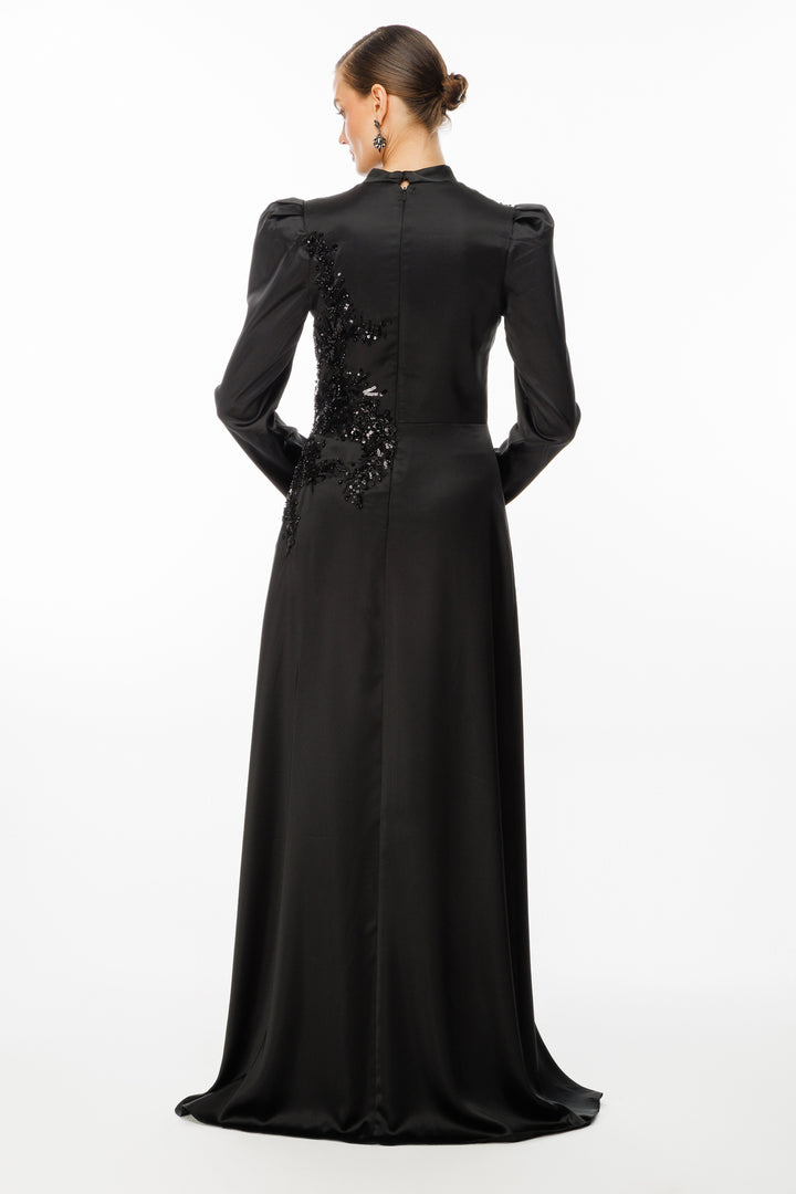 فستان سهرة حجابي بتفاصيل مطرزة على الخصر من قماش الساتان