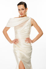 Resmi Galeri görüntüleyiciye yükleyin, Tek Omuz Drapeli İnci Detaylı Yırtmaçlı Siyah Saten Abiye Elbise