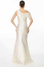 Resmi Galeri görüntüleyiciye yükleyin, Tek Omuz Drapeli İnci Detaylı Yırtmaçlı Siyah Saten Abiye Elbise