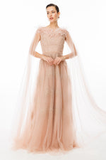 تحميل الصورة في عارض المعرض، فستان سهرة بدون حمالات مع تفاصيل ريش وتطريز حجري