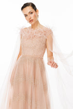 تحميل الصورة في عارض المعرض، فستان سهرة بدون حمالات مع تفاصيل ريش وتطريز حجري