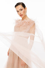 تحميل الصورة في عارض المعرض، فستان سهرة بدون حمالات مع تفاصيل ريش وتطريز حجري