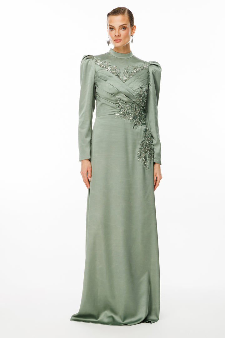 فستان سهرة حجابي بتفاصيل مطرزة على الخصر من قماش الساتان