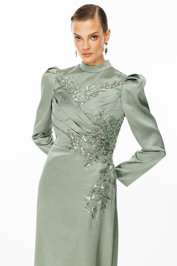 فستان سهرة حجابي بتفاصيل مطرزة على الخصر من قماش الساتان