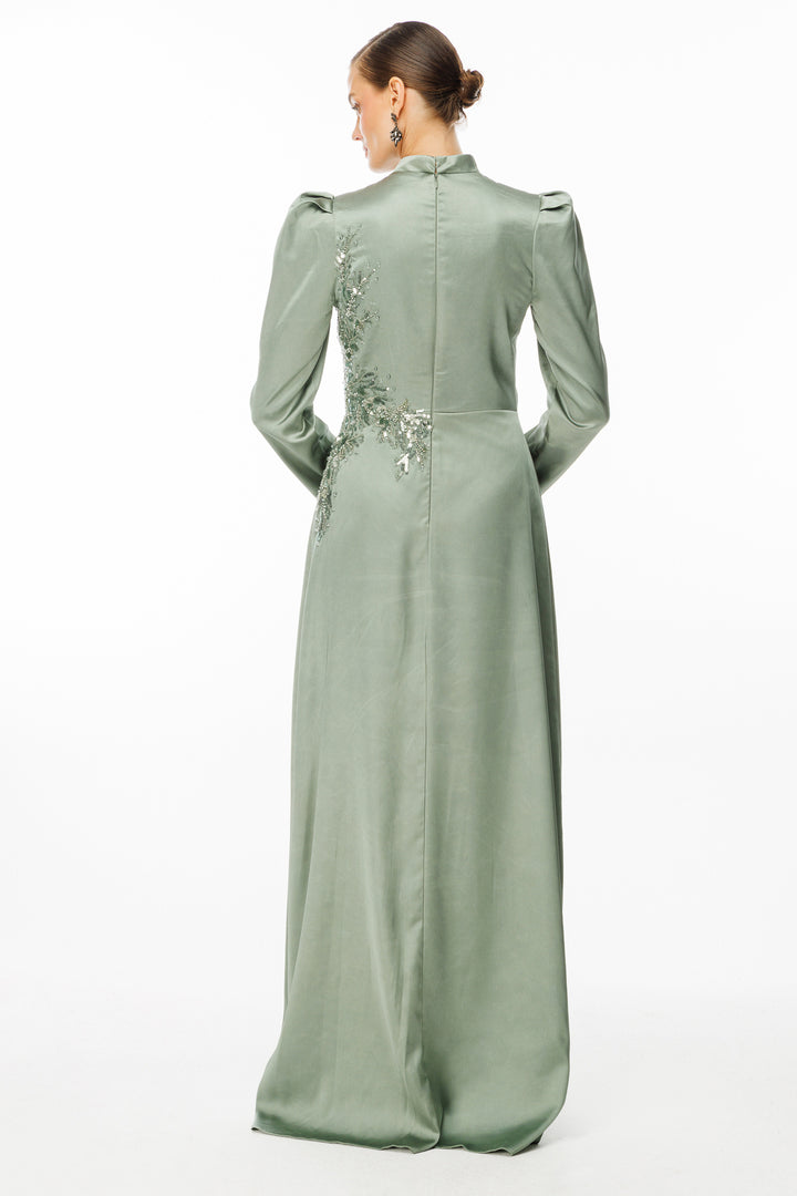 فستان سهرة حجابي بتفاصيل مطرزة على الخصر من قماش الساتان