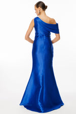 Resmi Galeri görüntüleyiciye yükleyin, Tek Omuz Drapeli İnci Detaylı Yırtmaçlı Siyah Saten Abiye Elbise