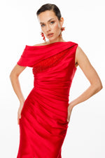 Resmi Galeri görüntüleyiciye yükleyin, Tek Omuz Drapeli İnci Detaylı Yırtmaçlı Siyah Saten Abiye Elbise