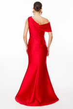 Resmi Galeri görüntüleyiciye yükleyin, Tek Omuz Drapeli İnci Detaylı Yırtmaçlı Siyah Saten Abiye Elbise