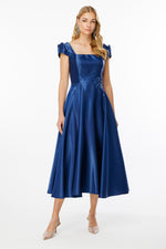 تحميل الصورة في عارض المعرض، فستان سهرة من قماش لامع بفتحة رقبة على شكل حرف V