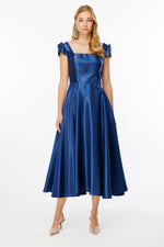 تحميل الصورة في عارض المعرض، فستان سهرة من قماش لامع بفتحة رقبة على شكل حرف V