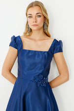 تحميل الصورة في عارض المعرض، فستان سهرة من قماش لامع بفتحة رقبة على شكل حرف V