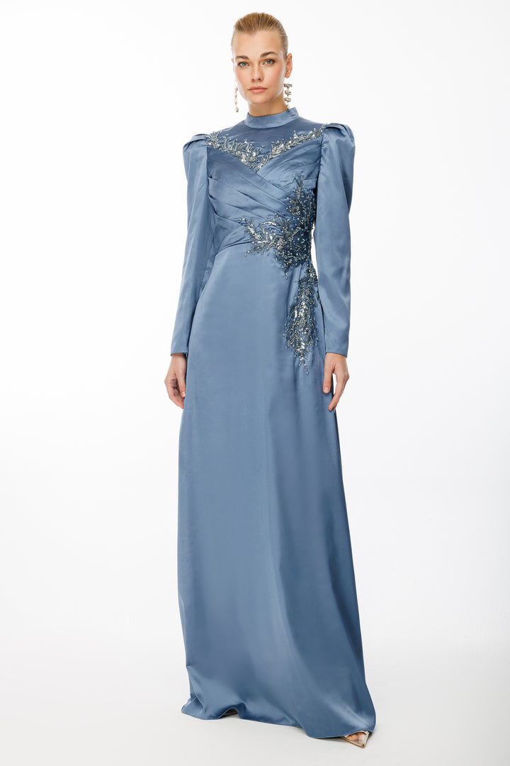 فستان سهرة حجابي بتفاصيل مطرزة على الخصر من قماش الساتان