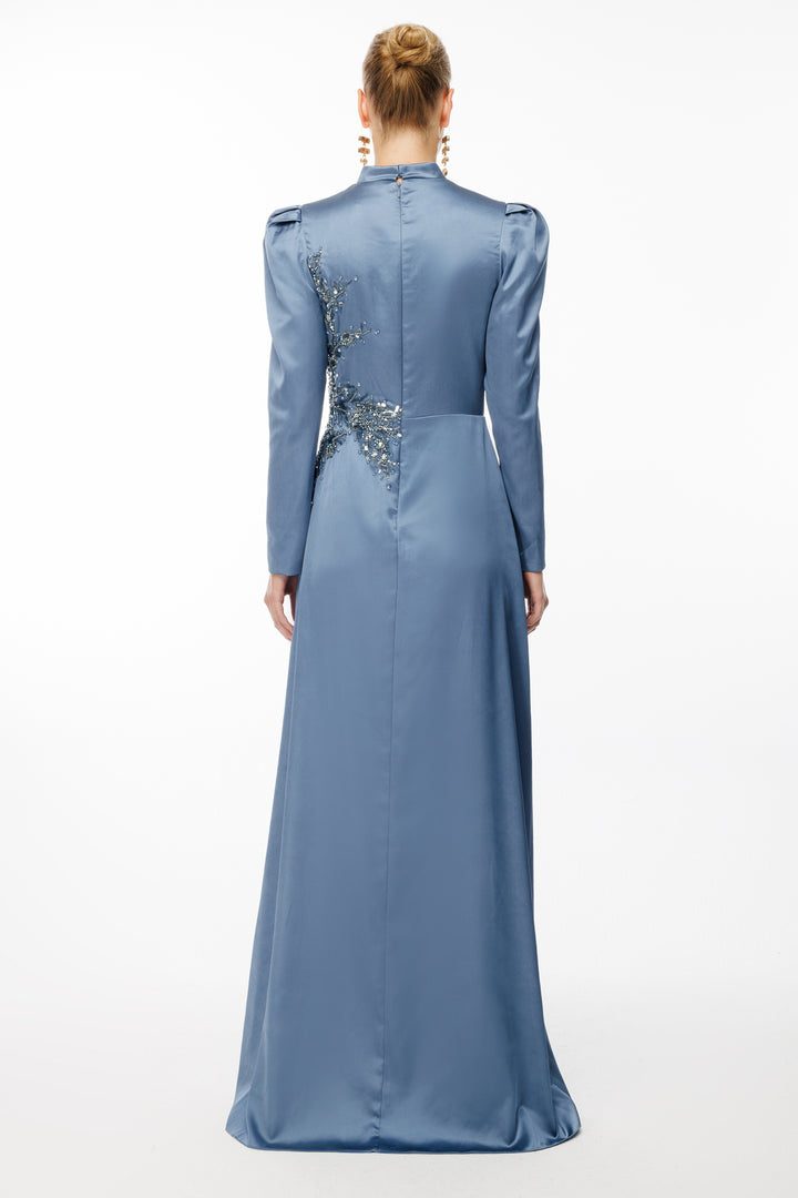 فستان سهرة حجابي بتفاصيل مطرزة على الخصر من قماش الساتان