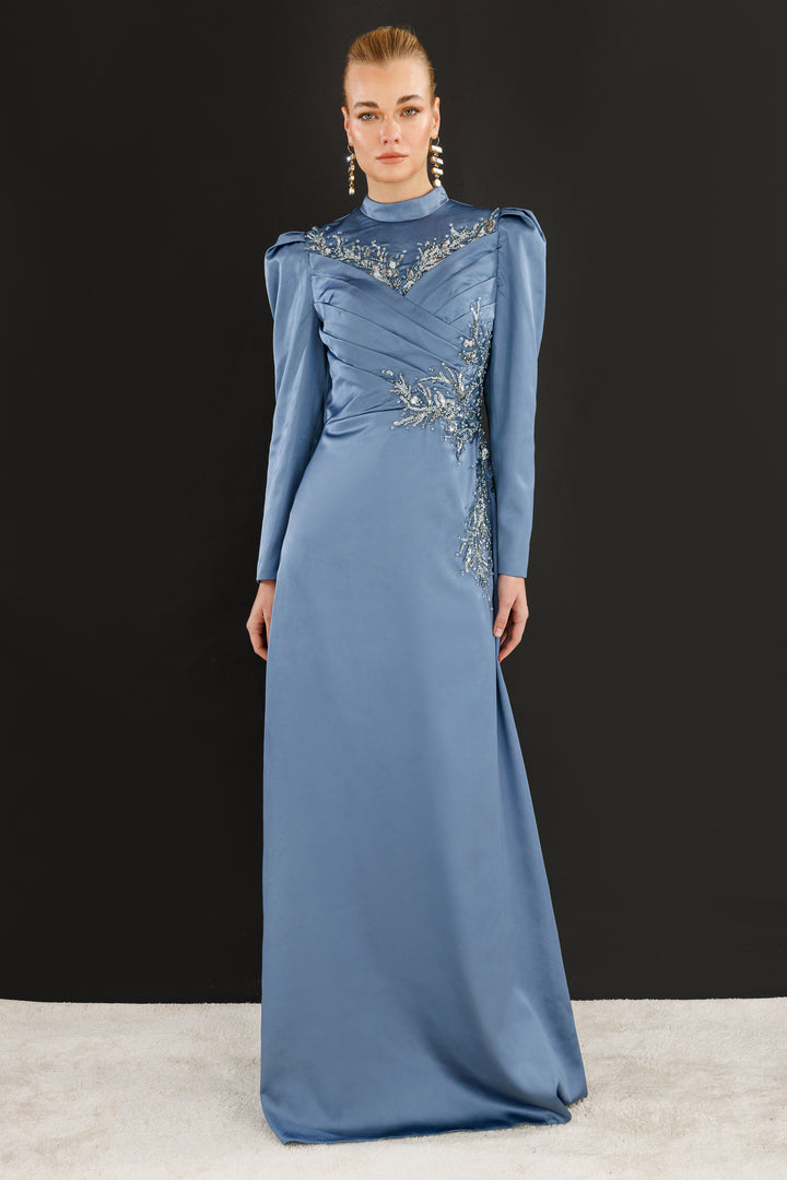 فستان سهرة حجابي بتفاصيل مطرزة على الخصر من قماش الساتان