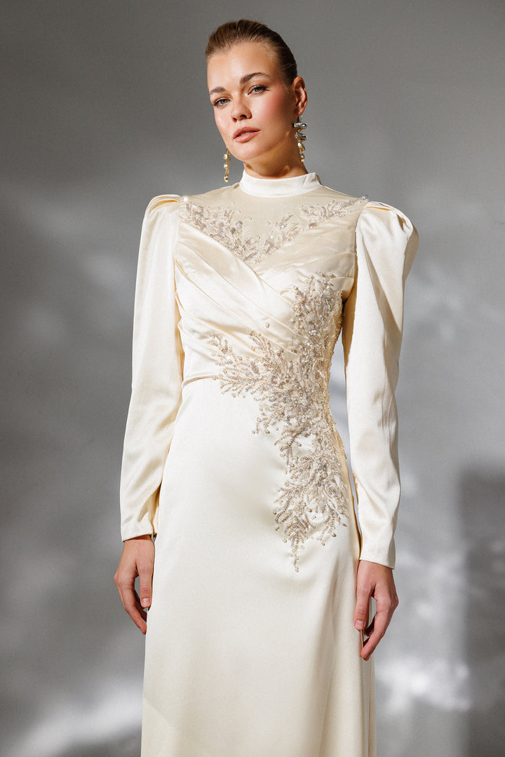 فستان سهرة حجابي بتفاصيل مطرزة على الخصر من قماش الساتان