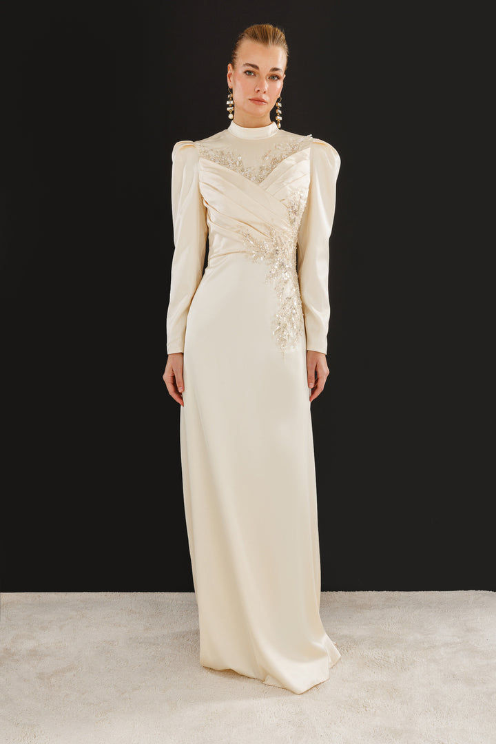 فستان سهرة حجابي بتفاصيل مطرزة على الخصر من قماش الساتان