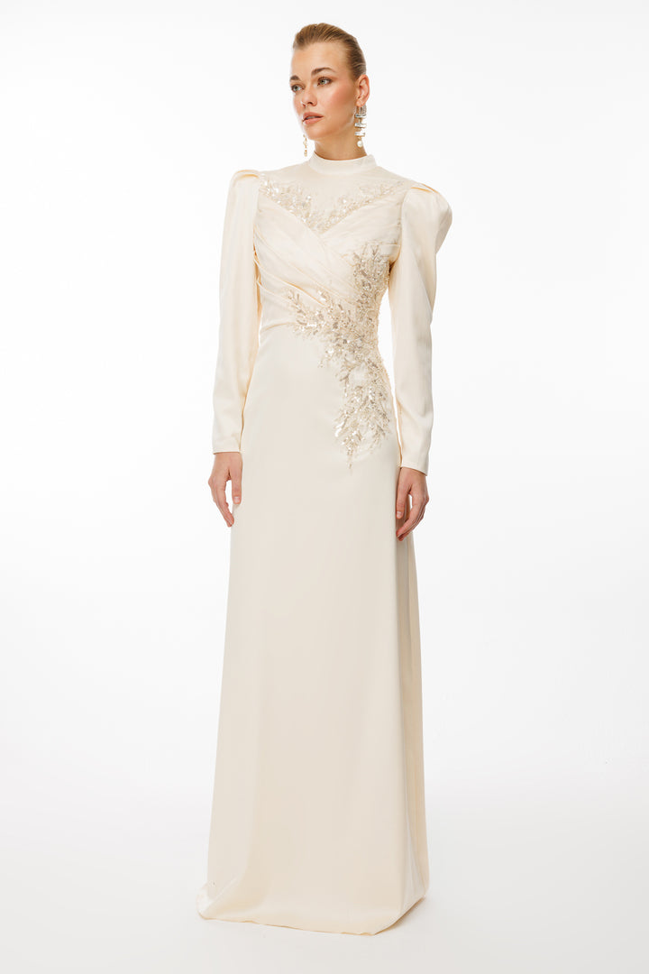 فستان سهرة حجابي بتفاصيل مطرزة على الخصر من قماش الساتان