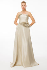 Resmi Galeri görüntüleyiciye yükleyin, PARLAK KUMAŞ ÇİÇEK DETAYLI STRAPLEZ ABİYE