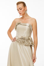 Resmi Galeri görüntüleyiciye yükleyin, PARLAK KUMAŞ ÇİÇEK DETAYLI STRAPLEZ ABİYE