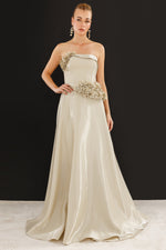 Resmi Galeri görüntüleyiciye yükleyin, PARLAK KUMAŞ ÇİÇEK DETAYLI STRAPLEZ ABİYE