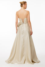 Resmi Galeri görüntüleyiciye yükleyin, PARLAK KUMAŞ ÇİÇEK DETAYLI STRAPLEZ ABİYE