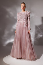 تحميل الصورة في عارض المعرض، فستان سهرة مع تنورة مكشكشة من التول وتفاصيل الصدر مطرزة بالأحجار