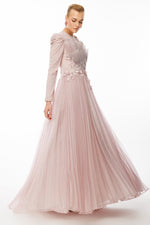 تحميل الصورة في عارض المعرض، فستان سهرة مع تنورة مكشكشة من التول وتفاصيل الصدر مطرزة بالأحجار