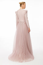 تحميل الصورة في عارض المعرض، فستان سهرة مع تنورة مكشكشة من التول وتفاصيل الصدر مطرزة بالأحجار