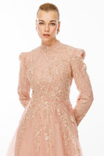 تحميل الصورة في عارض المعرض، فستان سهرة حجابي بياقة قاضية مطرز من قماش التول