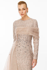 تحميل الصورة في عارض المعرض، فستان سهرة مطرز بالأحجار وتفاصيل صدر أنيقة وعباءة